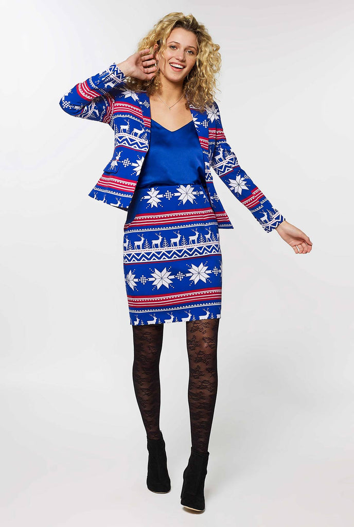 Frau, die einen blauen und roten nordischen Weihnachtsanzug trägt