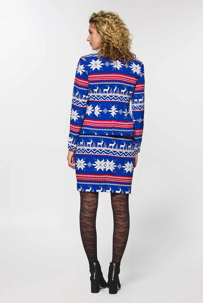 Frau, die einen blauen und roten nordischen Weihnachtsanzug trägt, Blick von hinten