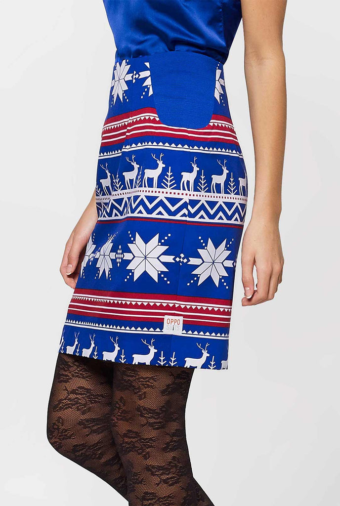 Frau mit blauem und rotem nordischen Weihnachtsanzug, Blick auf den Rock