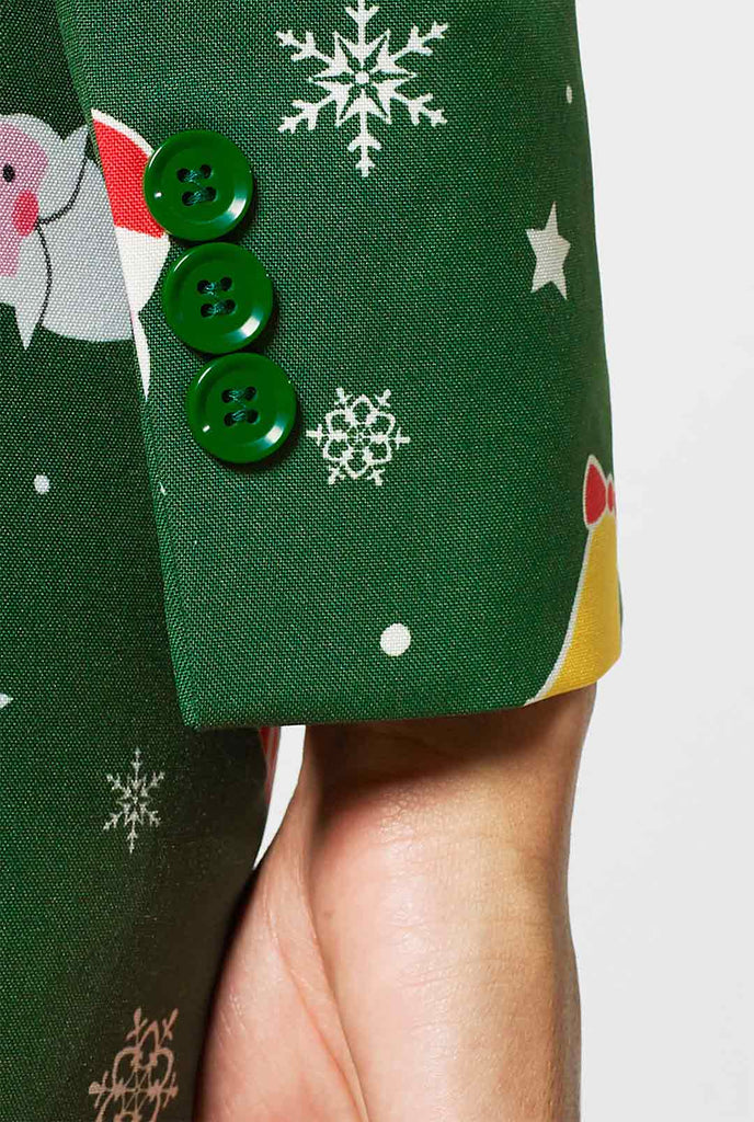 Frau, die grünen Anzug mit Weihnachtselikonen trägt, Ärmel in der Nähe