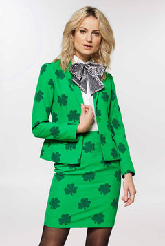 Frau, die St. Patrick's Day Themeed Anzug trägt