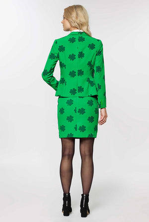 Frau, die St. Patrick's Day Themeed Anzug trägt, Blick von hinten