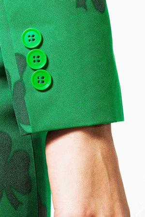 Frau, die St. Patrick's Day Themeed Anzug trägt, Nahaufnahme Ärmel