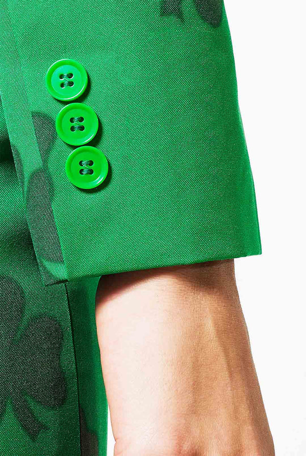 Frau, die St. Patrick's Day Themeed Anzug trägt, Nahaufnahme Ärmel