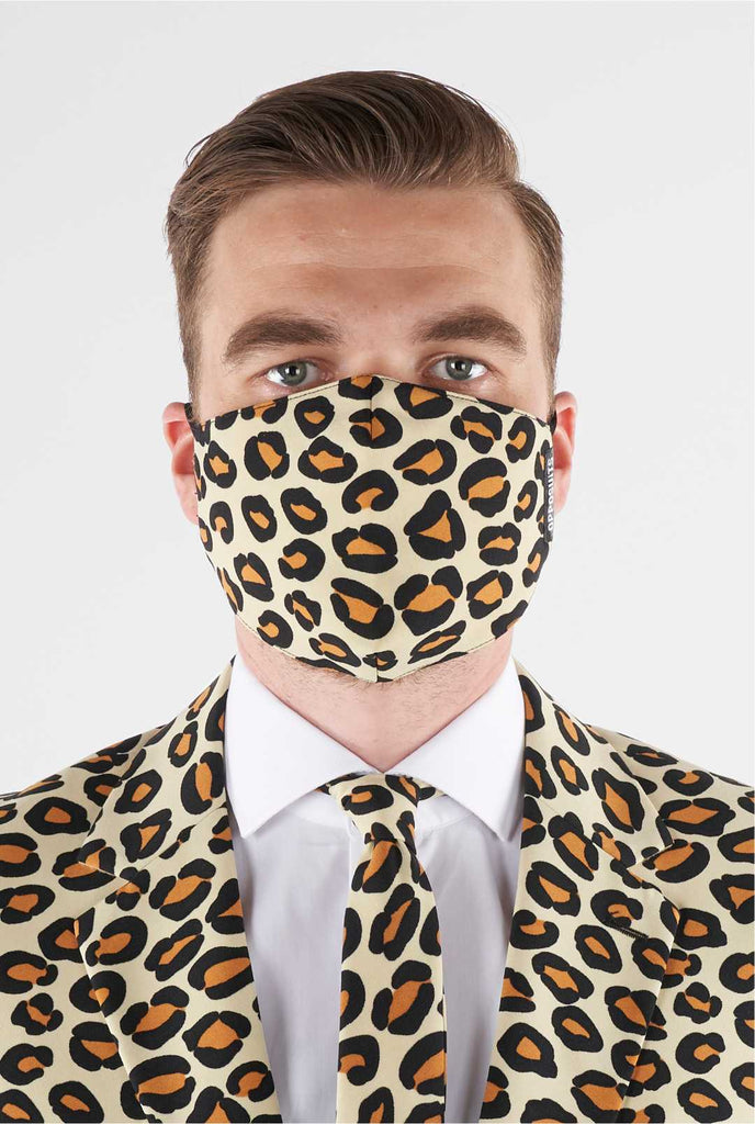 Mann, der Gesichtsmaske aus Panther -Druckfacbric trägt