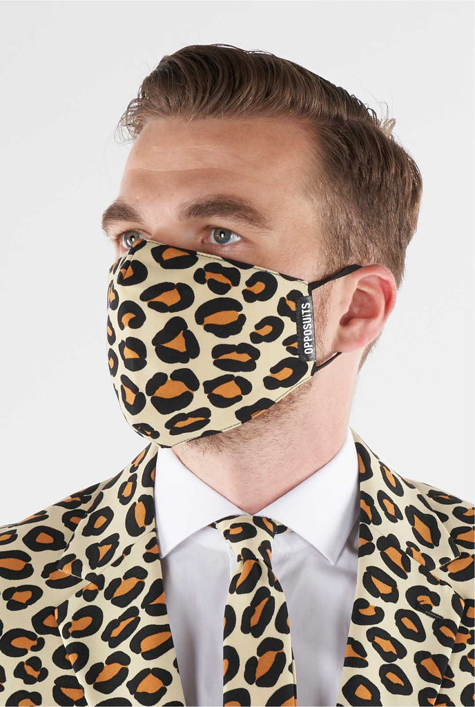 Mann, der Gesichtsmaske aus Panther -Druckfacbric trägt