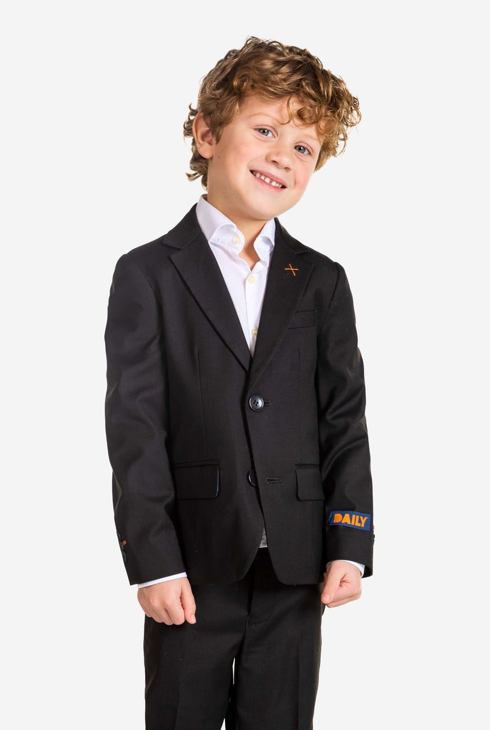Junge trägt einen schwarzen OppoSuits Daily Kinderanzug