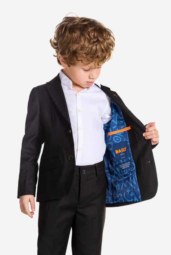 Junge trägt einen schwarzen OppoSuits Daily Kinderanzug
