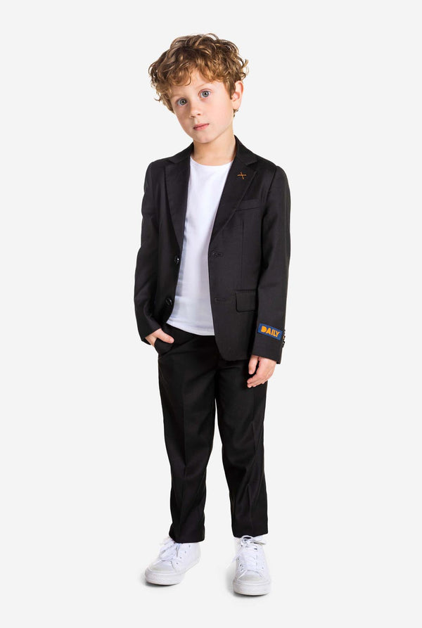 Junge trägt einen schwarzen OppoSuits Daily Kinderanzug