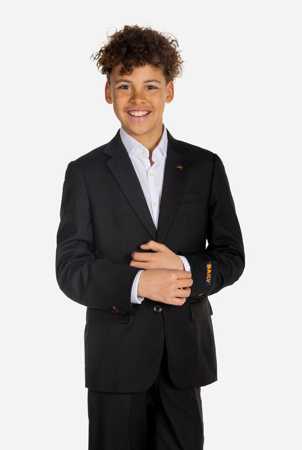 Teenager trägt OppoSuits Daily Black Teenager-Anzug