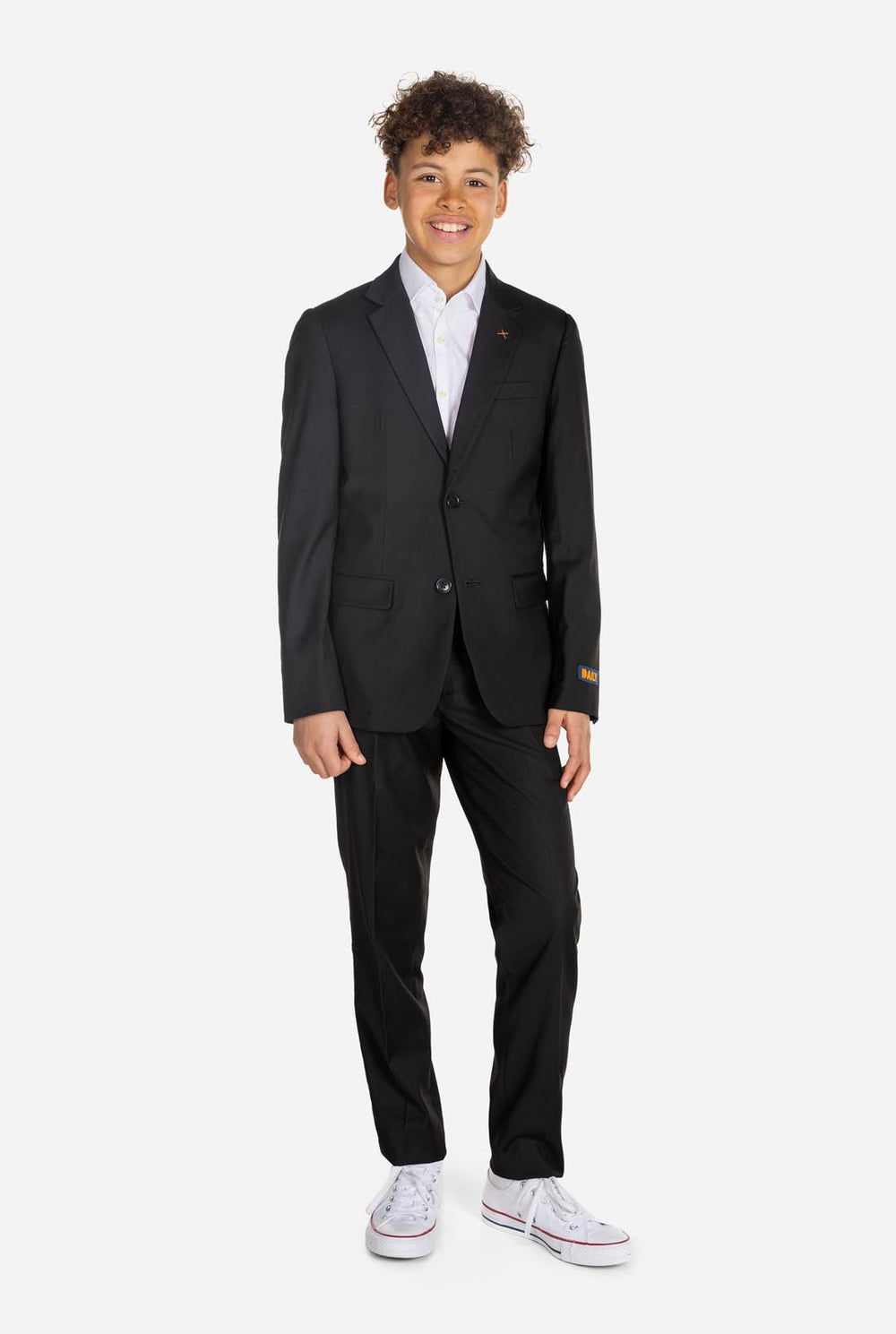 Teenager trägt OppoSuits Daily Black Teenager-Anzug