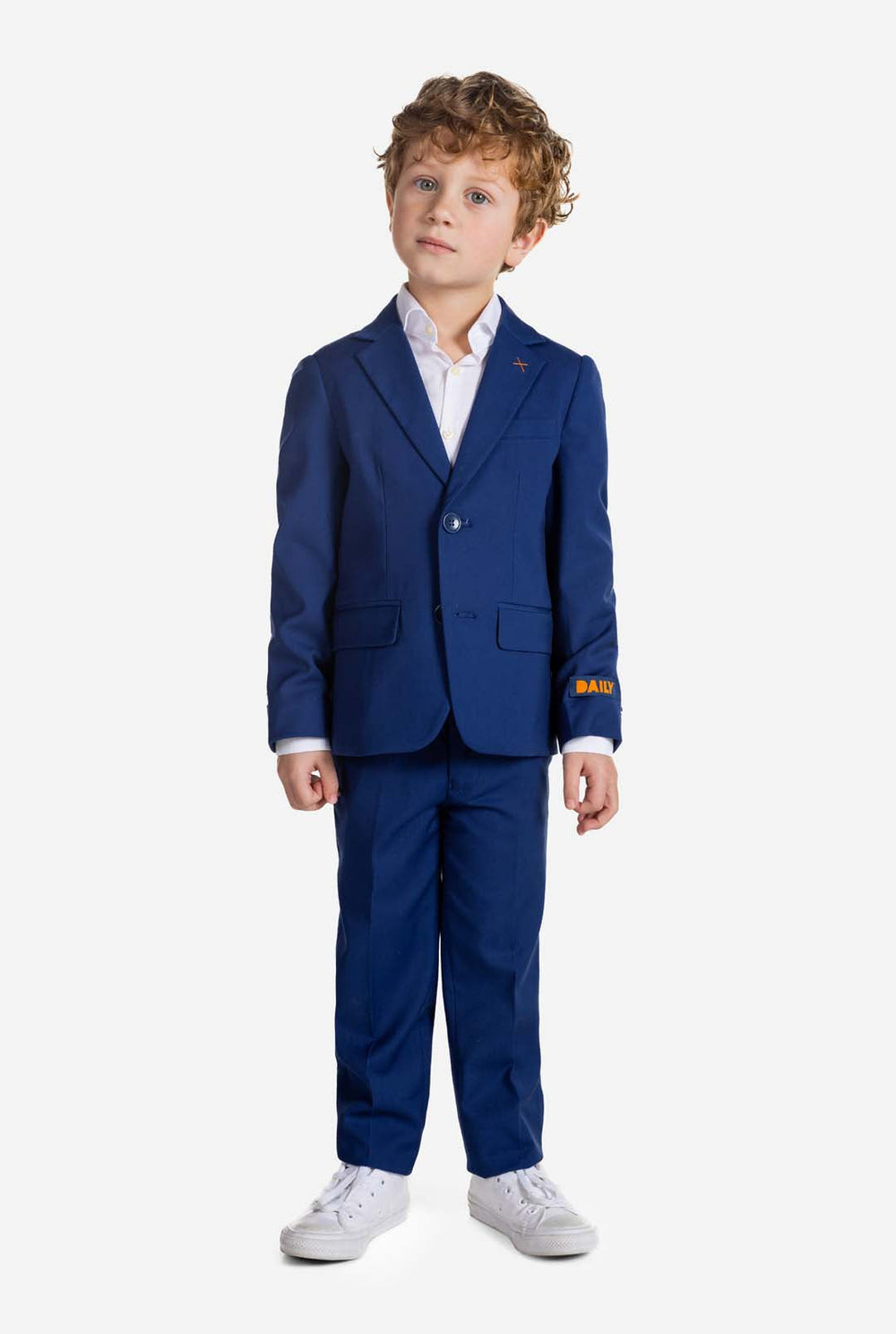Junge trägt einen blauen OppoSuits Daily Kinderanzug