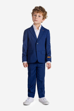 Junge trägt einen blauen OppoSuits Daily Kinderanzug