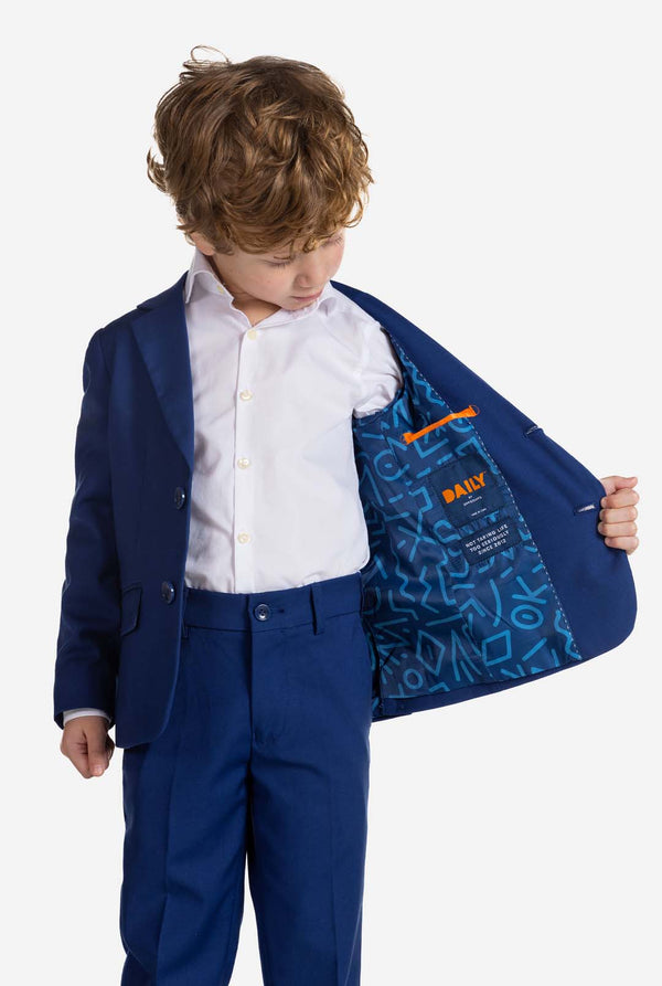 Junge trägt einen blauen OppoSuits Daily Kinderanzug