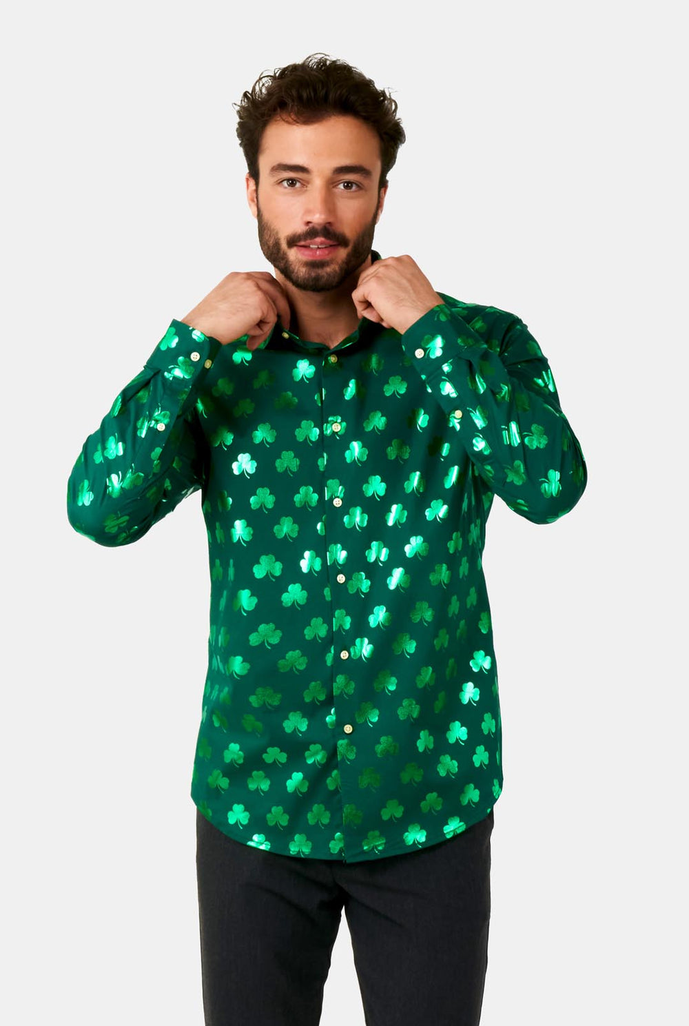 Mann trägt grünes St. Patrick's Day-Shirt mit grün glänzenden Kleeblättern