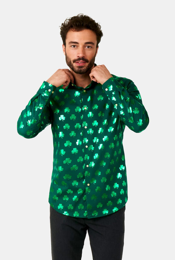 Mann trägt grünes St. Patrick's Day-Shirt mit grün glänzenden Kleeblättern