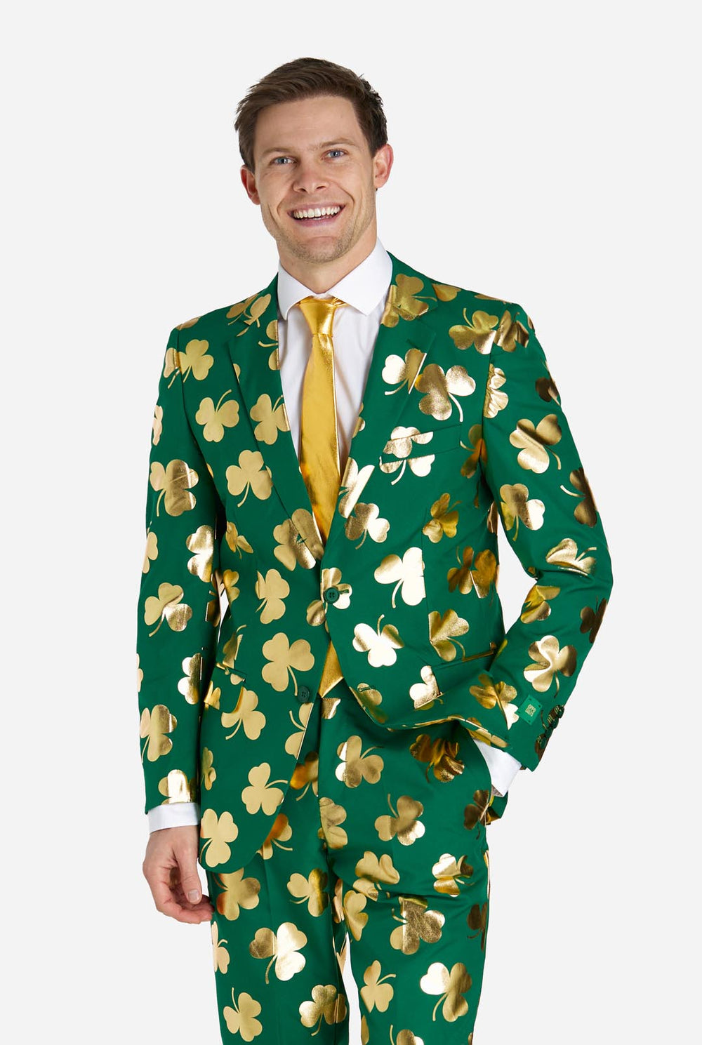 Mann trägt grünen St. Patrick's Day-Anzug mit goldenen Kleeblättern