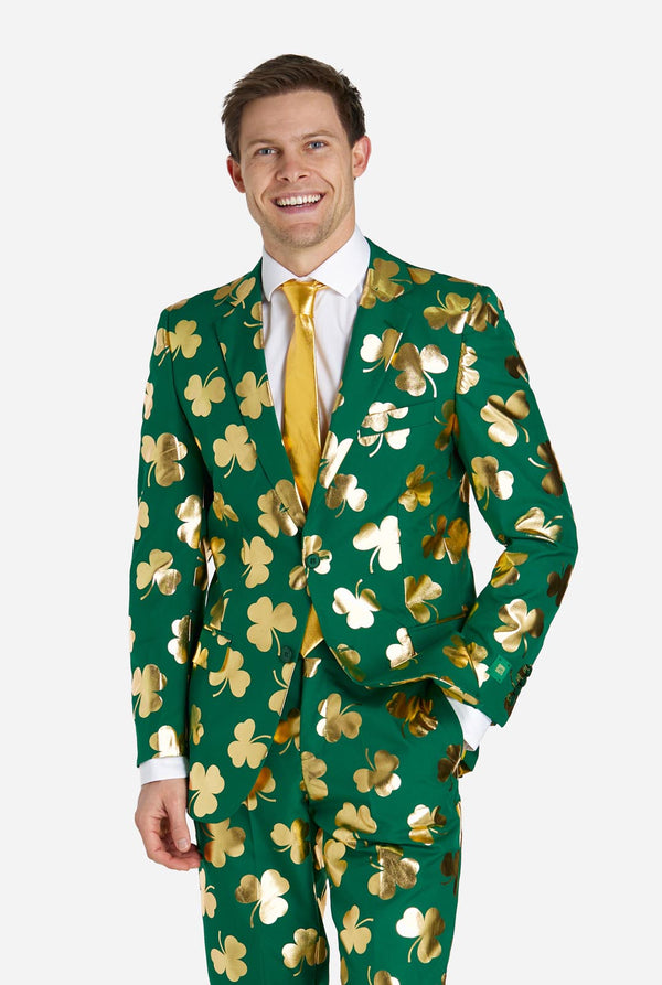 Mann trägt grünen St. Patrick's Day-Anzug mit goldenen Kleeblättern