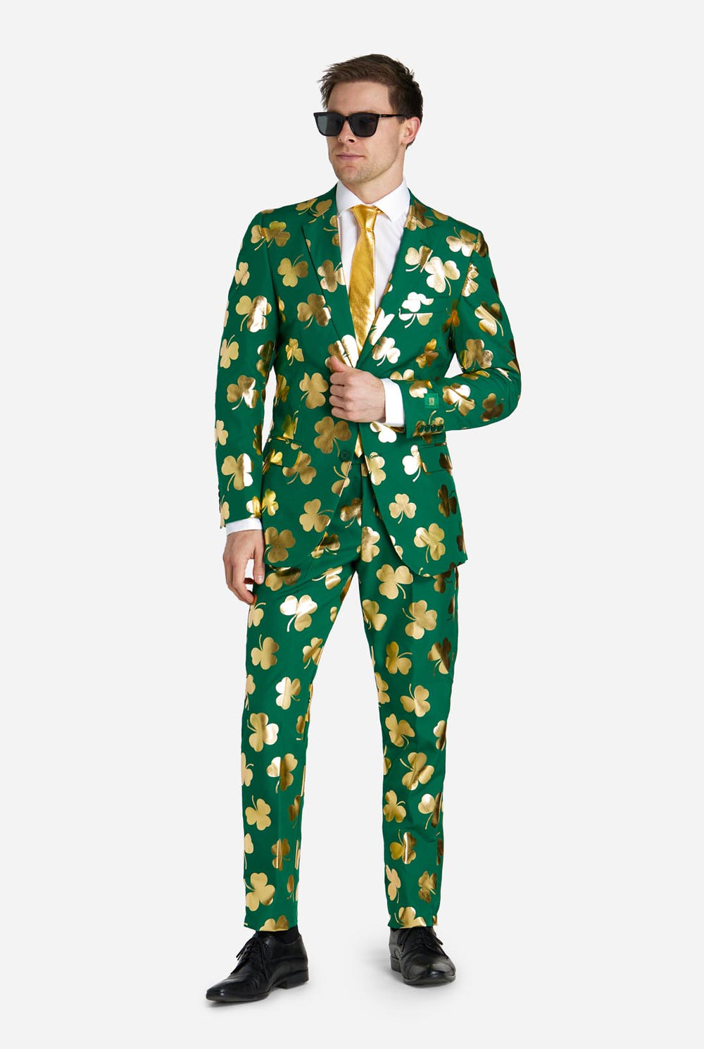 Mann trägt grünen St. Patrick's Day-Anzug mit goldenen Kleeblättern
