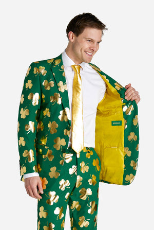 Mann trägt grünen St. Patrick's Day-Anzug mit goldenen Kleeblättern