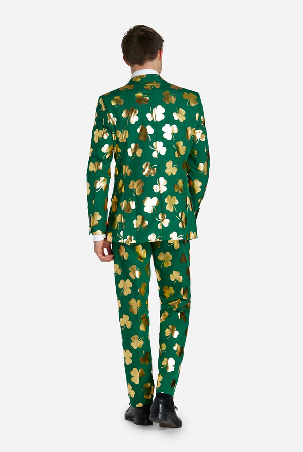 Mann trägt grünen St. Patrick's Day-Anzug mit goldenen Kleeblättern, Ansicht von hinten