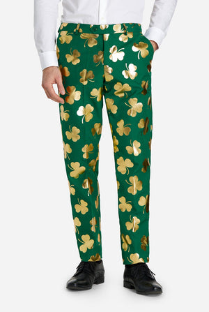 Mann trägt grünen St. Patrick's Day-Anzug mit goldenen Kleeblättern, Hosenansicht.