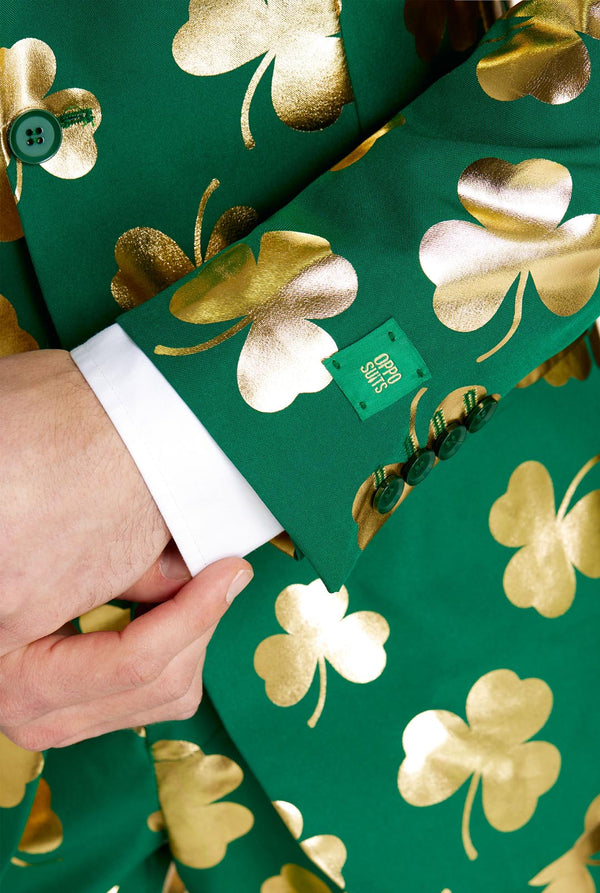 Mann trägt grünen St. Patrick's Day-Anzug mit goldenen Kleeblättern, Nahaufnahme.