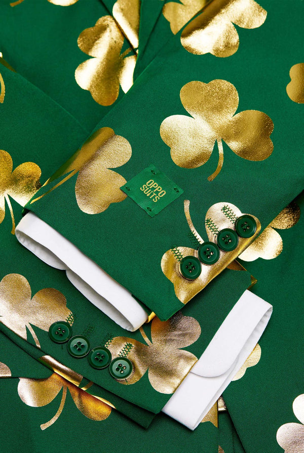 Grüner St. Patrick's Day-Anzug mit goldenen Kleeblättern, Nahaufnahme.