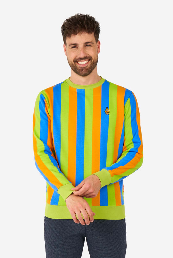 Mann trägt einen Herrenpullover im Sesamstraßen-Bert-Stil mit grünen, blauen und orangefarbenen Streifen