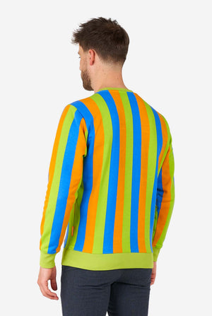 Mann trägt einen Herrenpullover im Sesamstraßen-Bert-Stil mit grünen, blauen und orangefarbenen Streifen, Ansicht von hinten