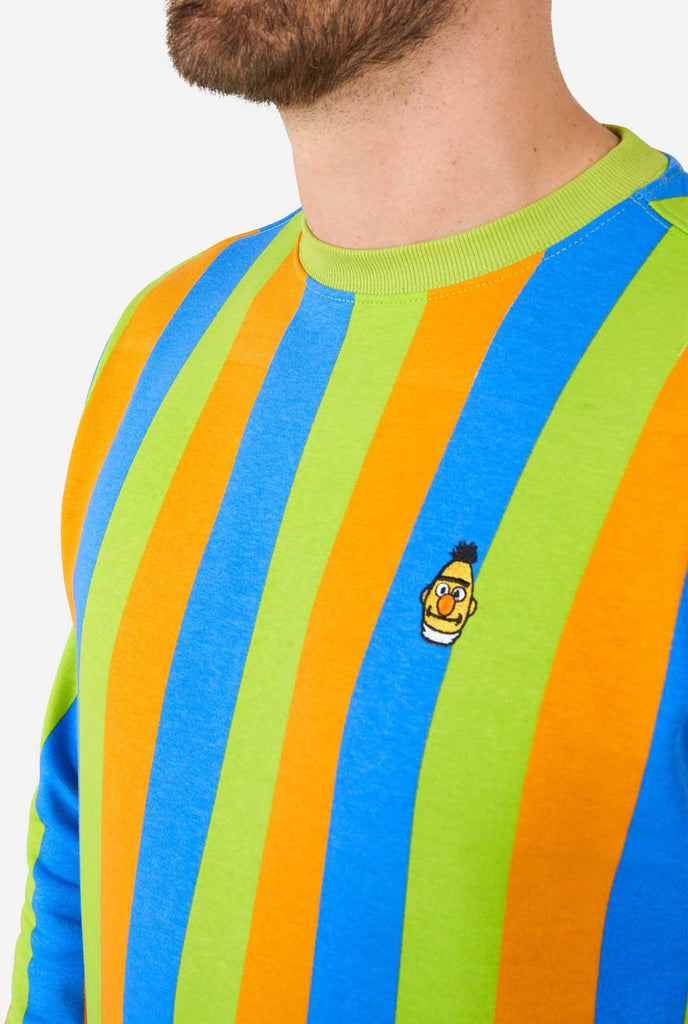 Mann trägt Herrenpullover im Sesamstraßen-Bert-Stil mit grünen, blauen und orangefarbenen Streifen, Nahaufnahme