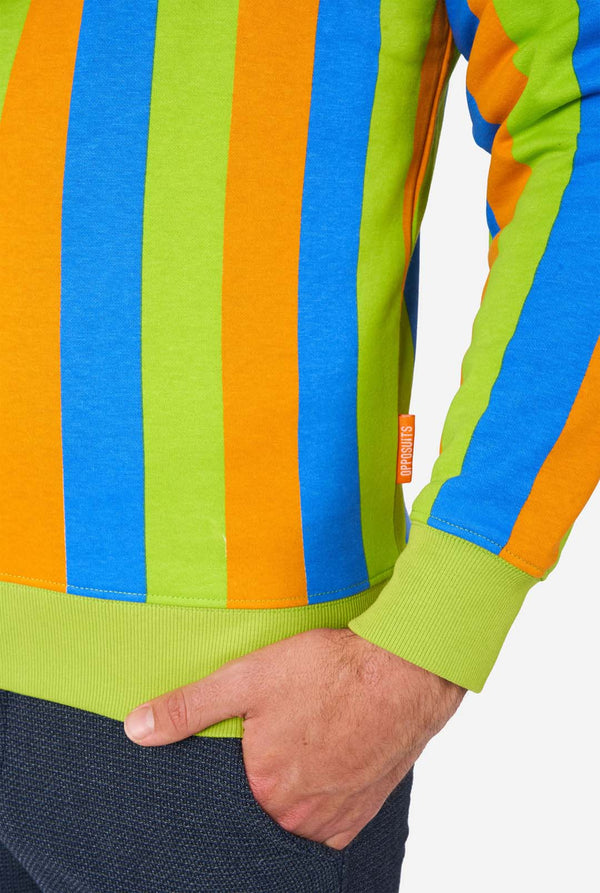 Mann trägt Herrenpullover im Sesamstraßen-Bert-Stil mit grünen, blauen und orangefarbenen Streifen, Nahaufnahme