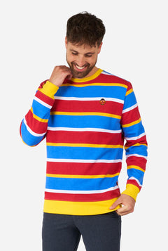 Mann trägt Herrenpullover mit dem ikonischen Sesamstraßen-Ernie-Muster mit gelben, roten, blauen und weißen Streifen