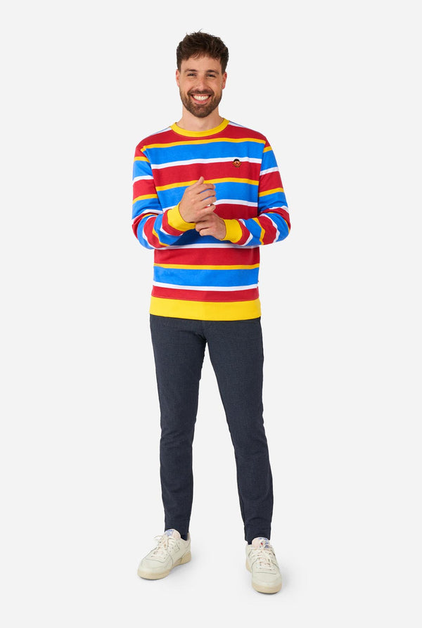 Mann trägt Herrenpullover mit dem ikonischen Sesamstraßen-Ernie-Muster mit gelben, roten, blauen und weißen Streifen
