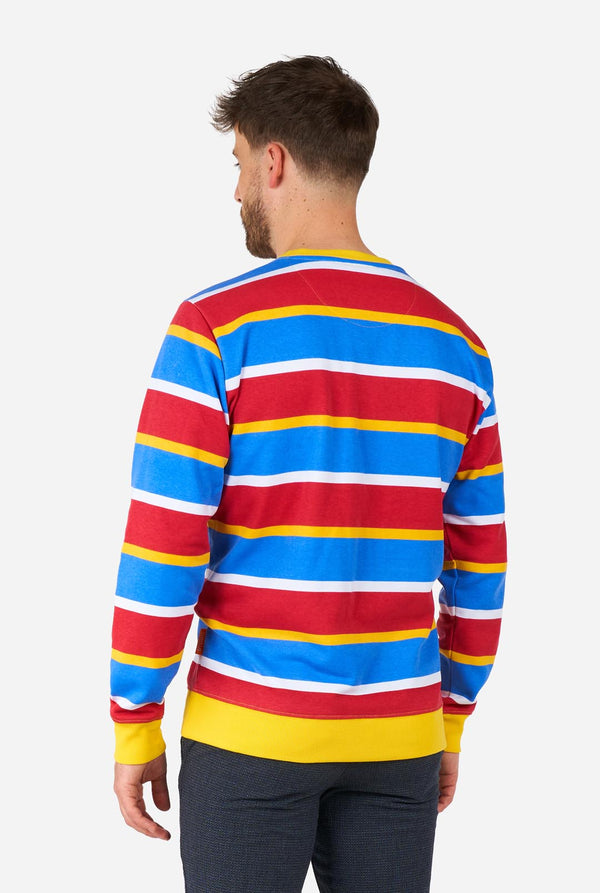 Mann trägt Herrenpullover mit dem ikonischen Sesamstraßen-Ernie-Muster mit gelben, roten, blauen und weißen Streifen, Ansicht von hinten