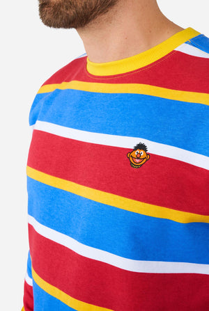 Mann trägt Herrenpullover mit dem ikonischen Sesamstraßen-Ernie-Muster mit gelben, roten, blauen und weißen Streifen, Nahaufnahme