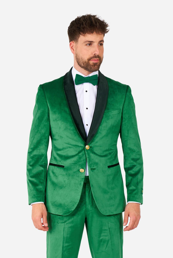 Mann trägt zum St. Patrick's Day einen grünen Samt-Smoking