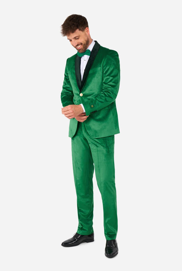 Mann trägt zum St. Patrick's Day einen grünen Samt-Smoking