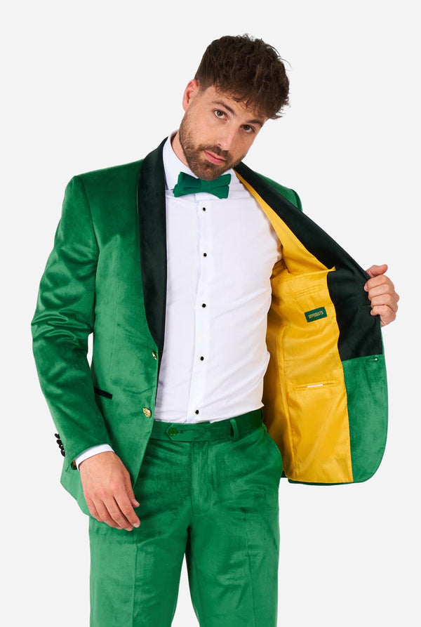 Mann trägt zum St. Patrick's Day einen grünen Samt-Smoking