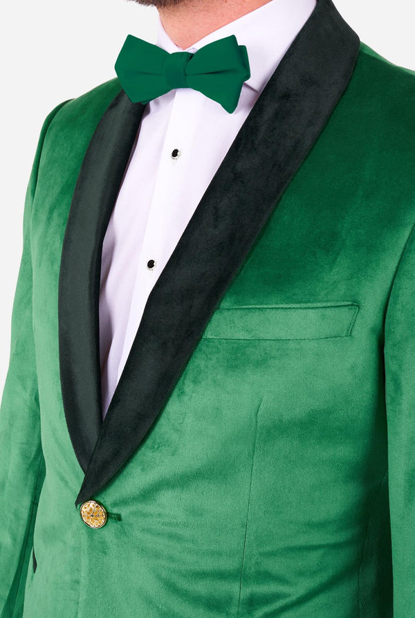 Mann im grünen Samt-Smoking zum St. Patrick's Day, Nahaufnahme.