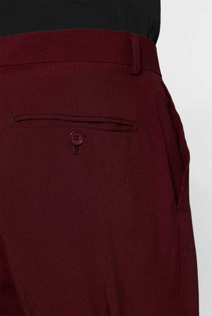 Bordeaux roter fester Farbanzug loderner Burgunder, getragen von Männern Hintergrundtaschen Hosen