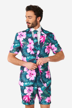 Mann, der blauen Sommeranzug mit rosa Blumen im hawaiianischen Druck trägt