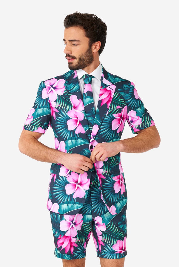Mann, der blauen Sommeranzug mit rosa Blumen im hawaiianischen Druck trägt