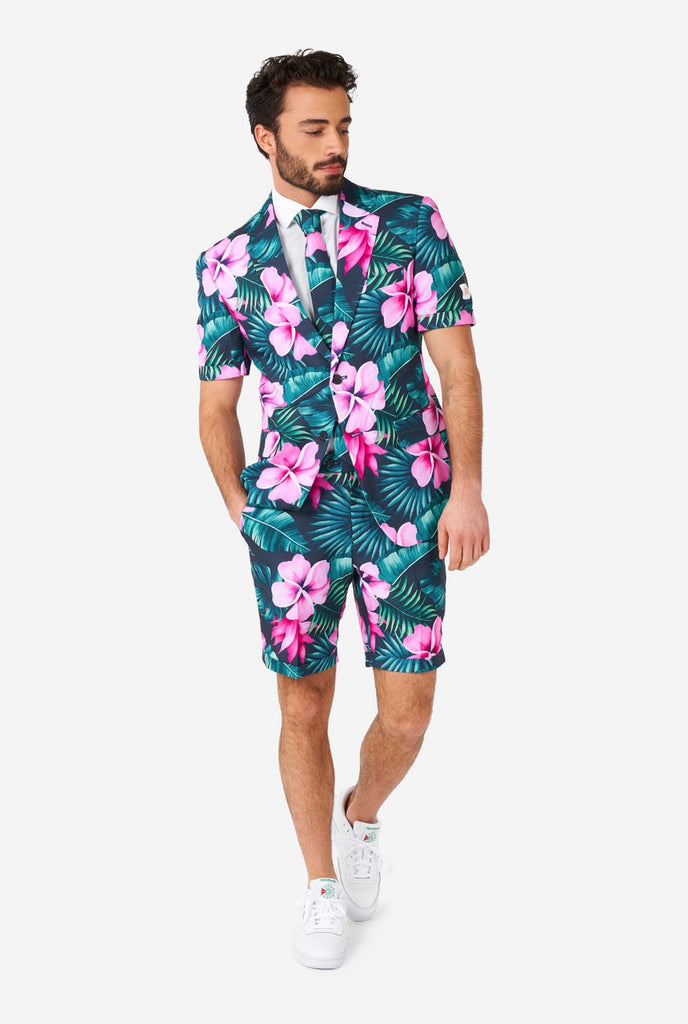 Mann, der blauen Sommeranzug mit rosa Blumen im hawaiianischen Druck trägt