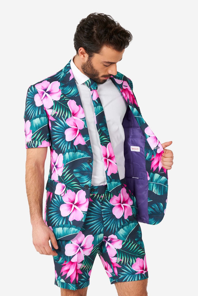 Mann, der blauen Sommeranzug mit rosa Blumen im hawaiianischen Druck trägt, Blick innerseite