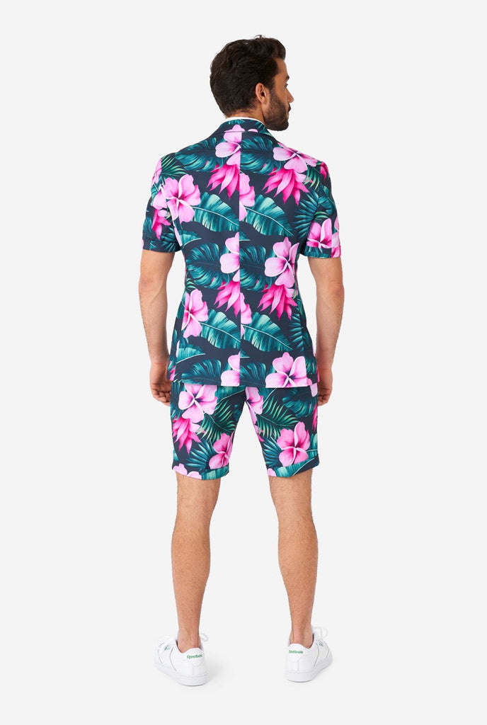 Mann, der blauen Sommeranzug mit rosa Blumen im hawaiianischen Druck trägt, Blick von hinten