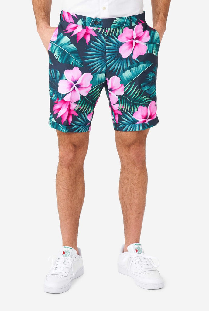 Mann, der blauen Sommeranzug mit rosa Blumen im hawaiianischen Druck trägt, Nahaufnahme Hosen