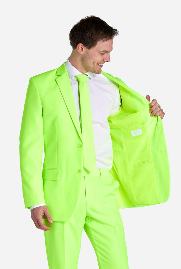 Mann trägt neongrünen Anzug