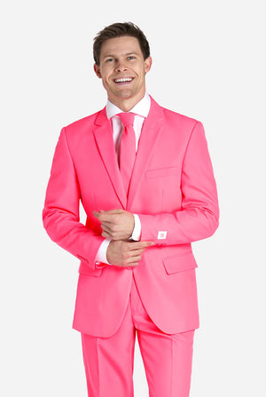 Mann trägt neonpinken Herrenanzug
