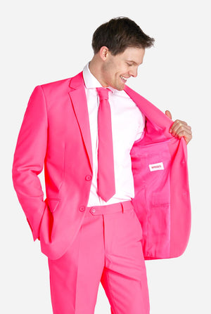 Mann trägt neonpinken Herrenanzug